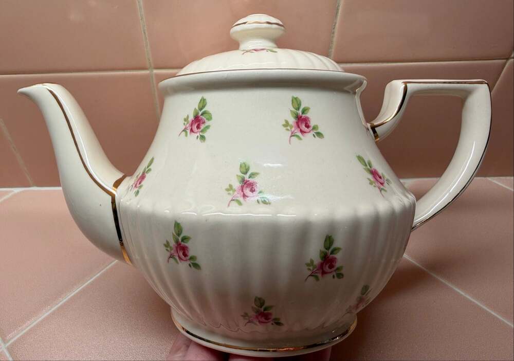 Vintage Sadler England Ditsy Rose Ribbed Teapot